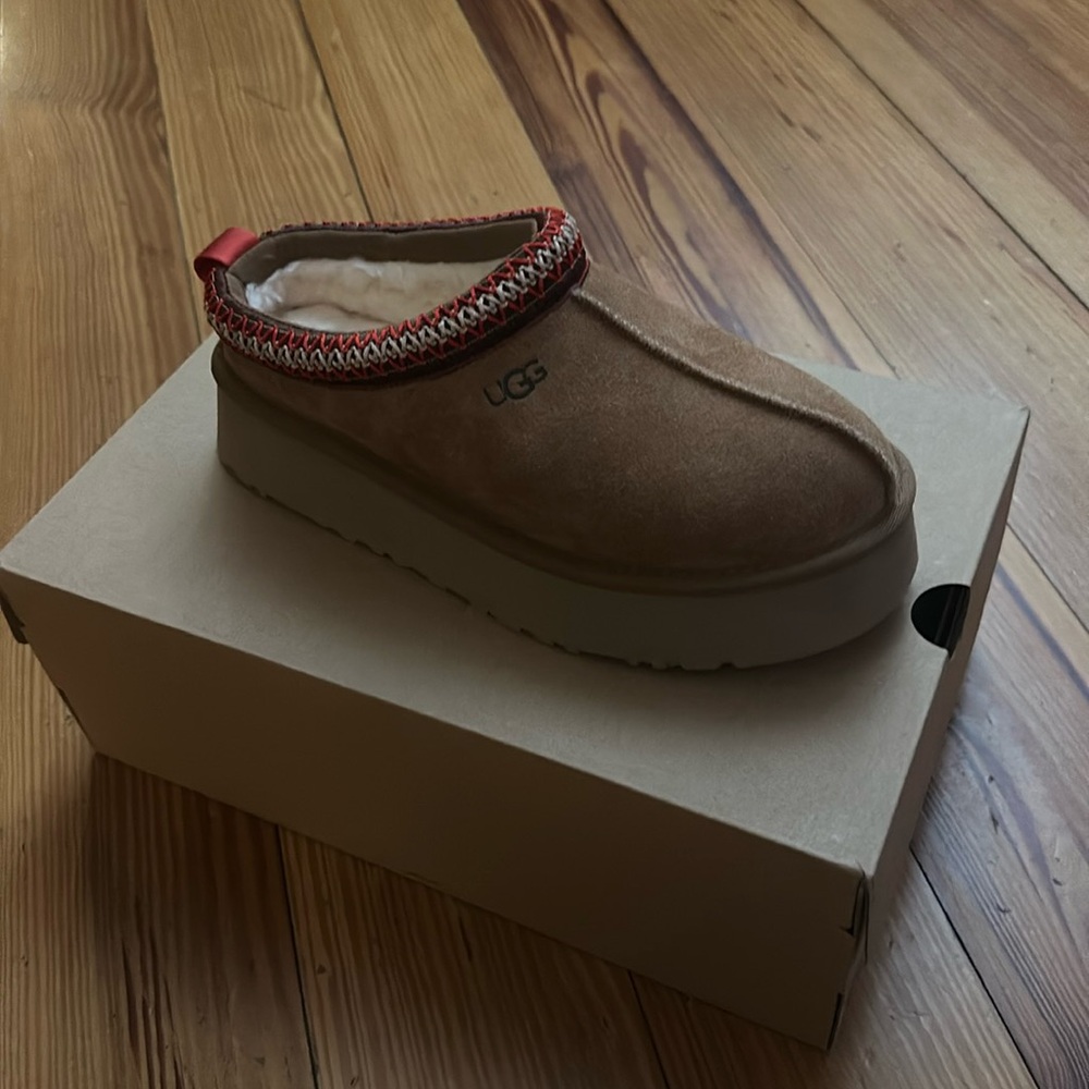 Ugg Tazz women’s size 8